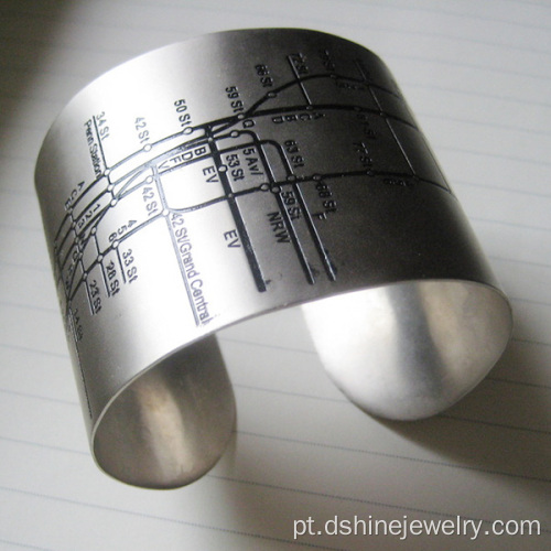 Anodizado prata pulseiras de braçadeira de alumínio com padrões gravados